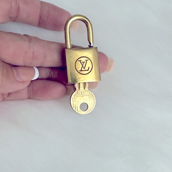 Louis Vuitton Accessories - LV 🔐 208 this is the 200 series